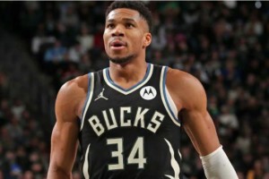 九游娱乐官方平台-狂砍43分难求一胜！雄鹿跌至倒一 字母心态何时崩？